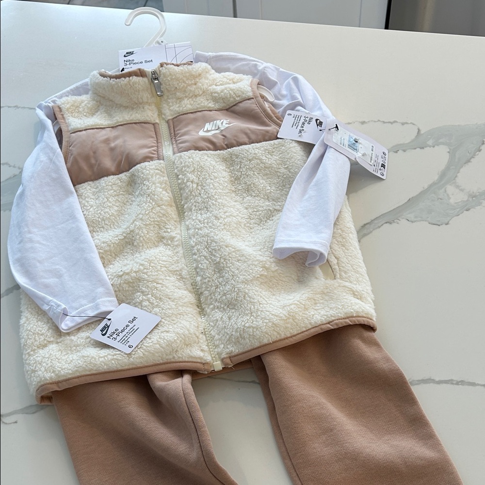 NWT Boys Nike 3 piece set ' White and Tan Fleece Vest
